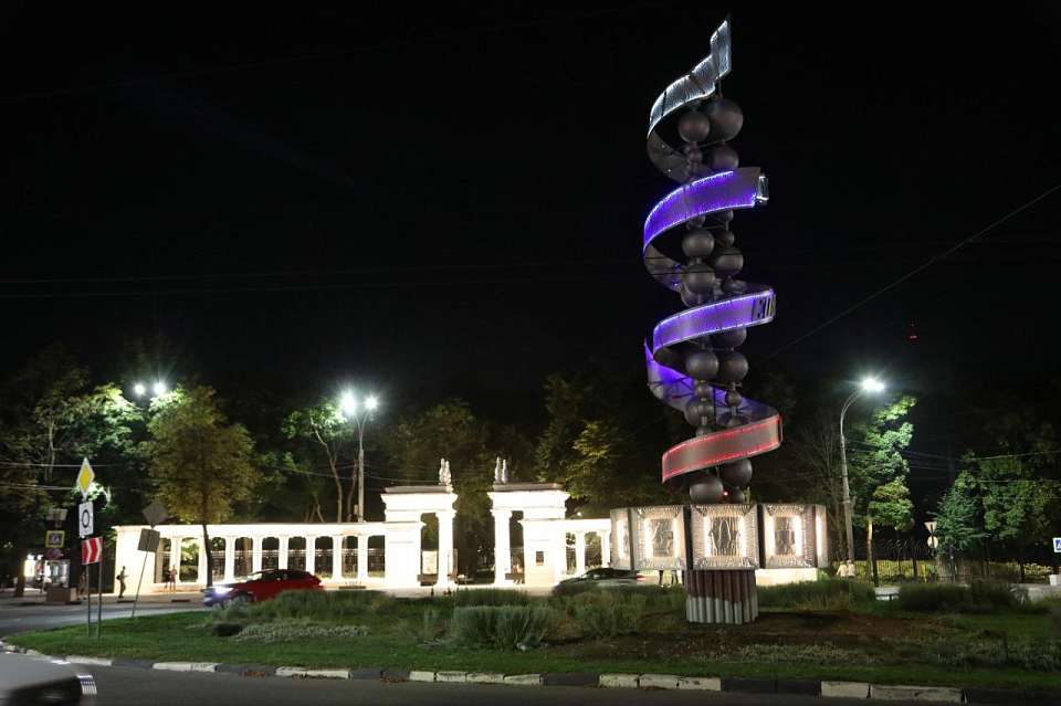 В честь 95-летия ВДВ в Воронеже включили праздничную подсветку молекулы ДНК