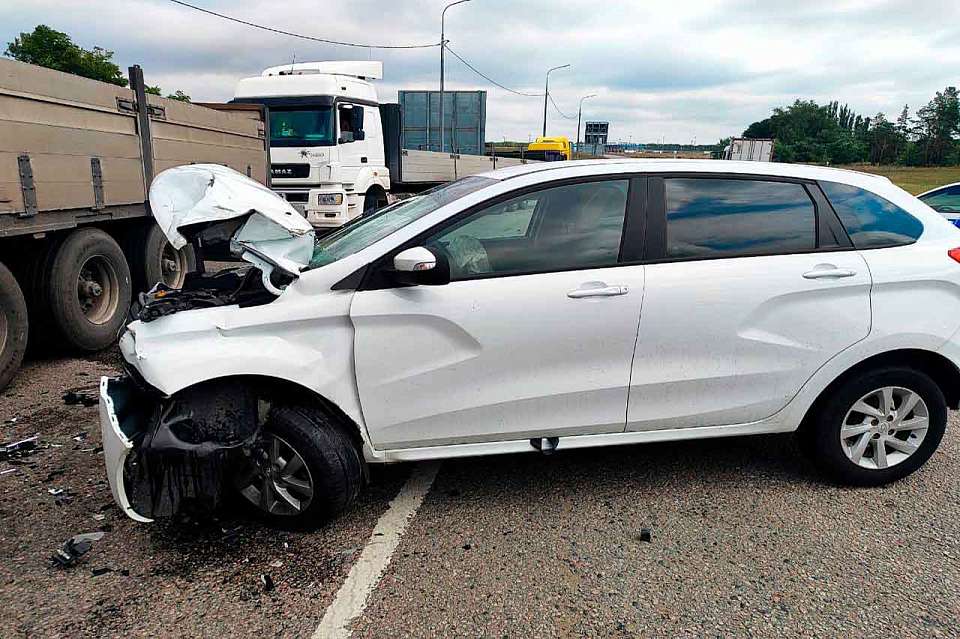 На трассе М-4 «Дон» под Воронежем столкнулись КамАЗ и легковушка