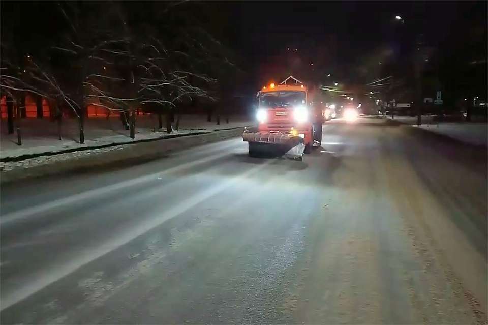 Комбинат благоустройства и экологи продолжают зимнюю уборку Воронежа