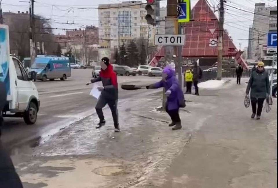 О нападающей на прохожих в Воронеже девочке рассказали очевидцы