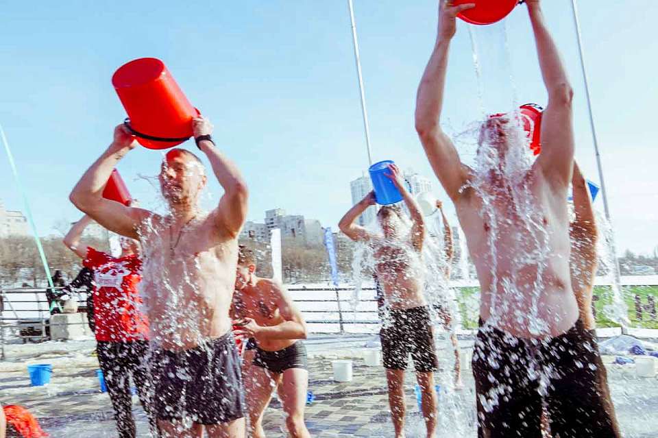 Массовое обливание холодной водой прошло на Чернавской дамбе в Воронеже