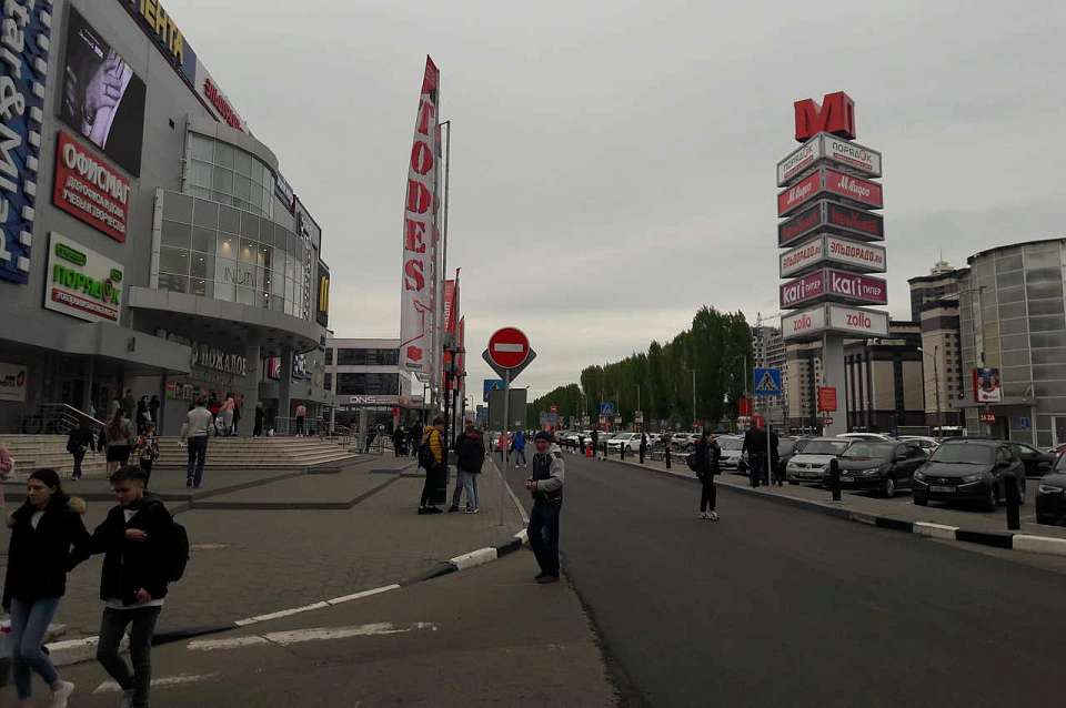 Ночью будут перемещать припаркованные вдоль дороги автомобили возле ТЦ в Воронеже