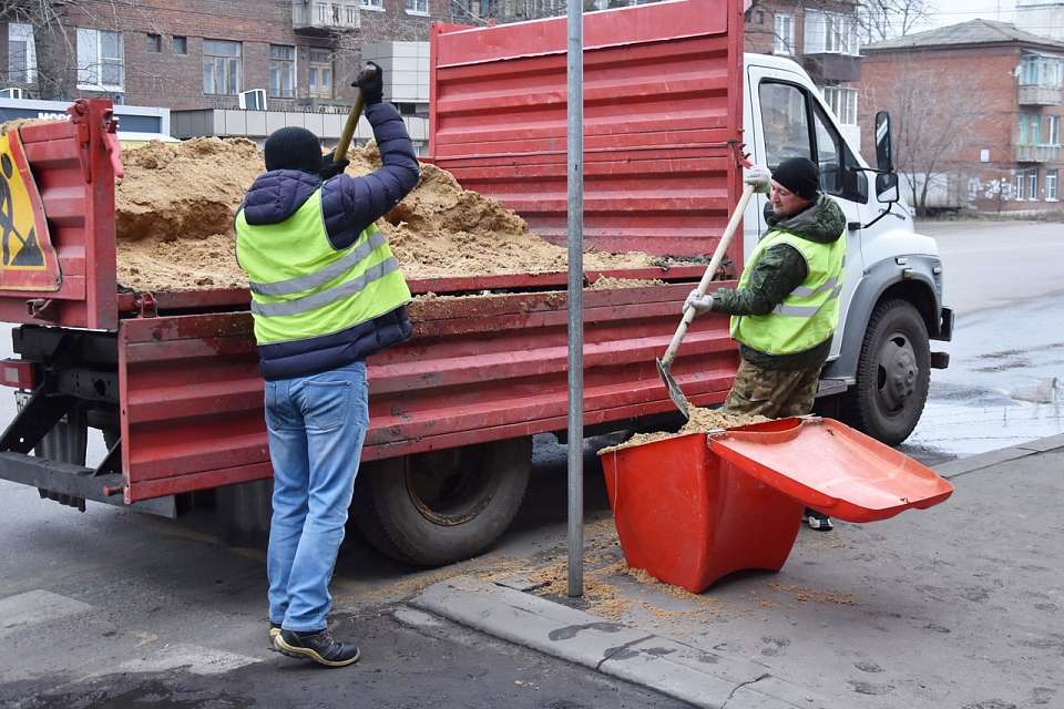 Комбинат благоустройства устанавливает контейнеры с песко-соляной смесью на остановках общественного транспорта