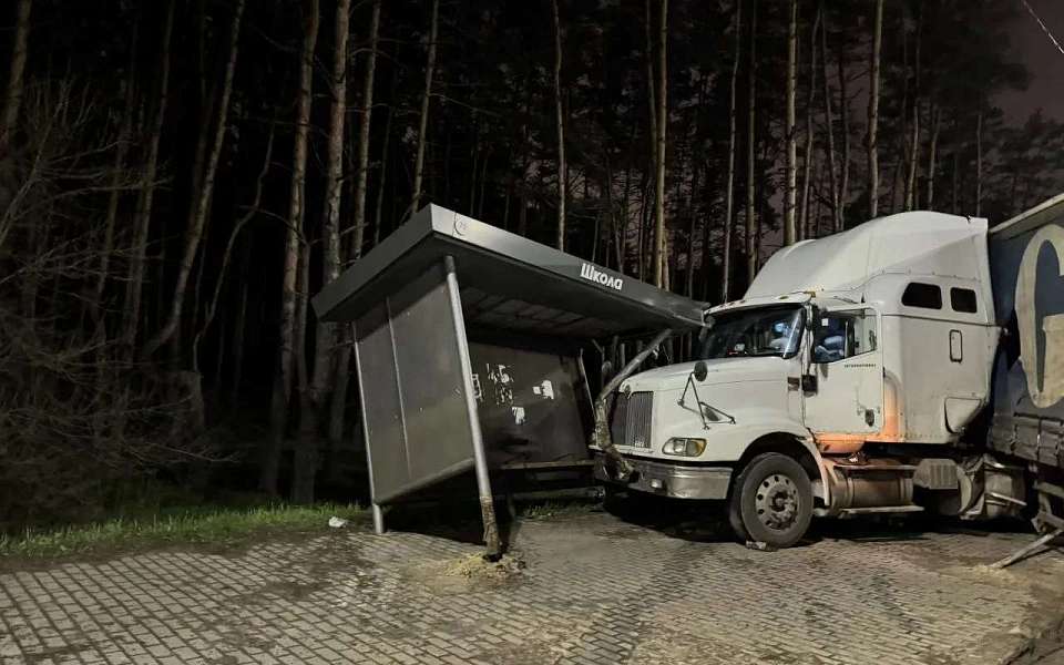 В остановку врезался грузовик на окраине Воронежа