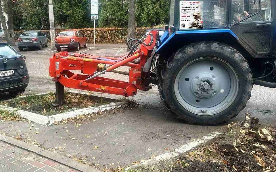 Корчуют пни в Ленинском районе