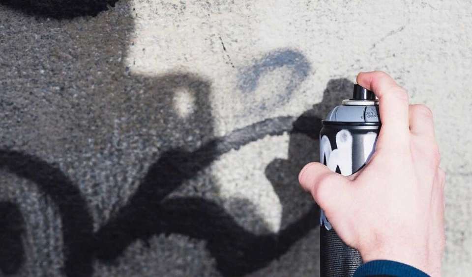 В память о погибших в «Крокус Сити Холле» в Воронеже появилось граффити