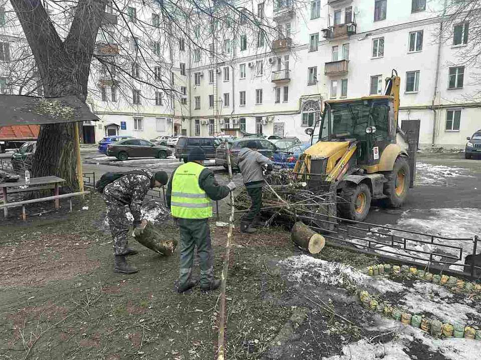 В Ленинском районе Воронежа - горячая пятница: досрочный старт весеннего благоустройства