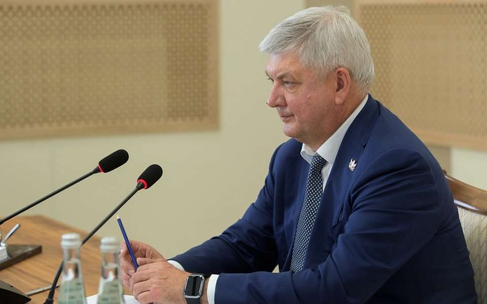 Не снижать темпов роста зарплаты бюджетников поручил воронежский губернатор