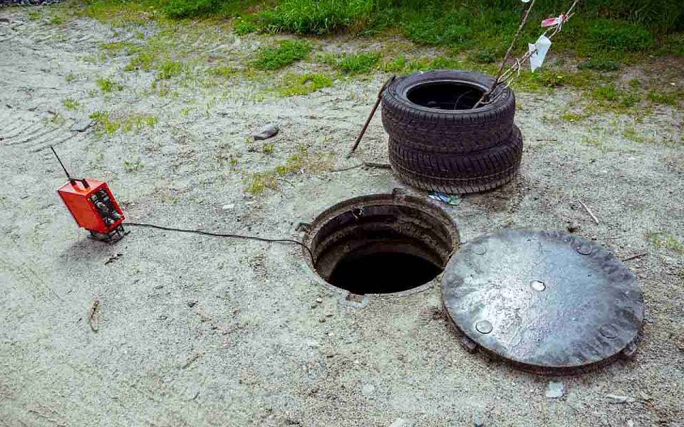 От отравления погибли два слесаря при очистке канализации в Воронежской области