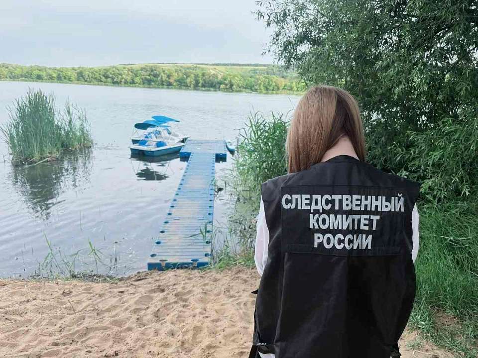 Погиб прыгавший с катамарана на озере подросток в Воронежской области