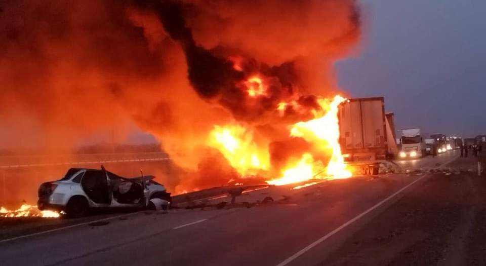 Движение полностью закрыто из-за жуткого ДТП на участке дороги М-4 «Дон» в Воронежской области