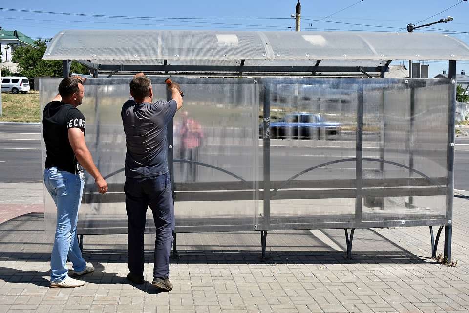 В Ленинском районе Воронеже ремонтируют остановки