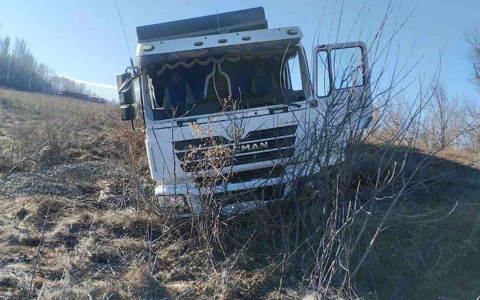 В лобовом ДТП фуры и тягача пострадали оба водителя в Воронежской области