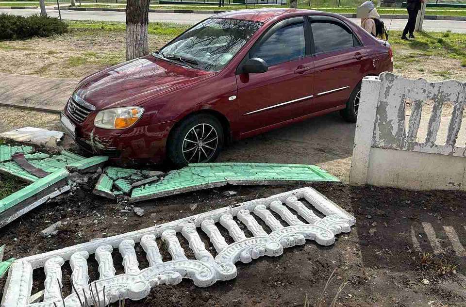 Пьяный водитель съехал с дороги и снёс забор в воронежском райцентре