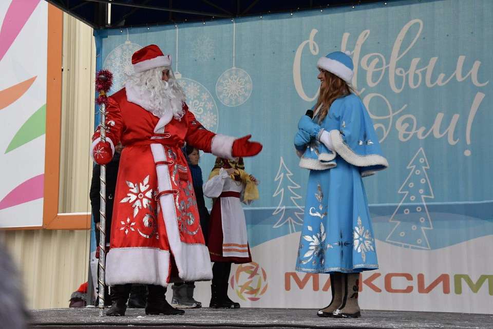 В Железнодорожном районе прошло открытие праздничной елки