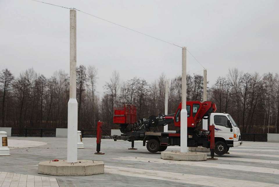 На Адмиралтейской площади в Воронеже идёт подготовка  к монтажу катка