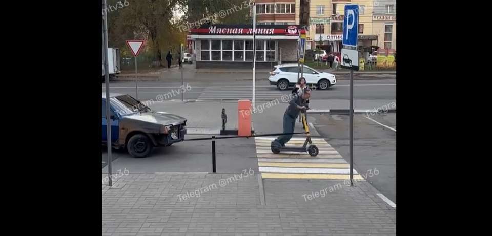 Парень в Воронеже решил отбуксировать «девятку» электросамокатом