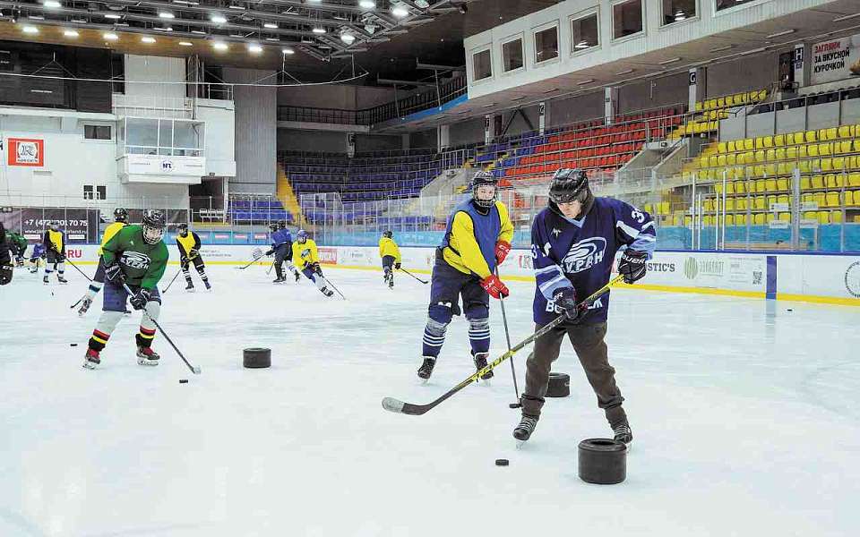 Юные хоккеисты провели тренировку с участником СВО