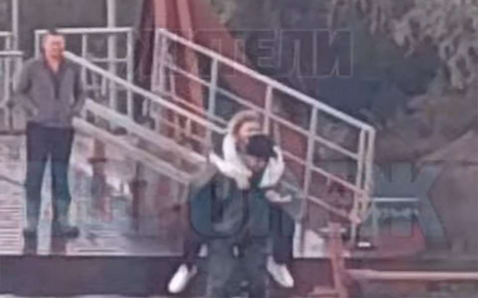 Из-за закрытой переправы в Шилово житель Воронежа стал переносить нуждающихся вброд