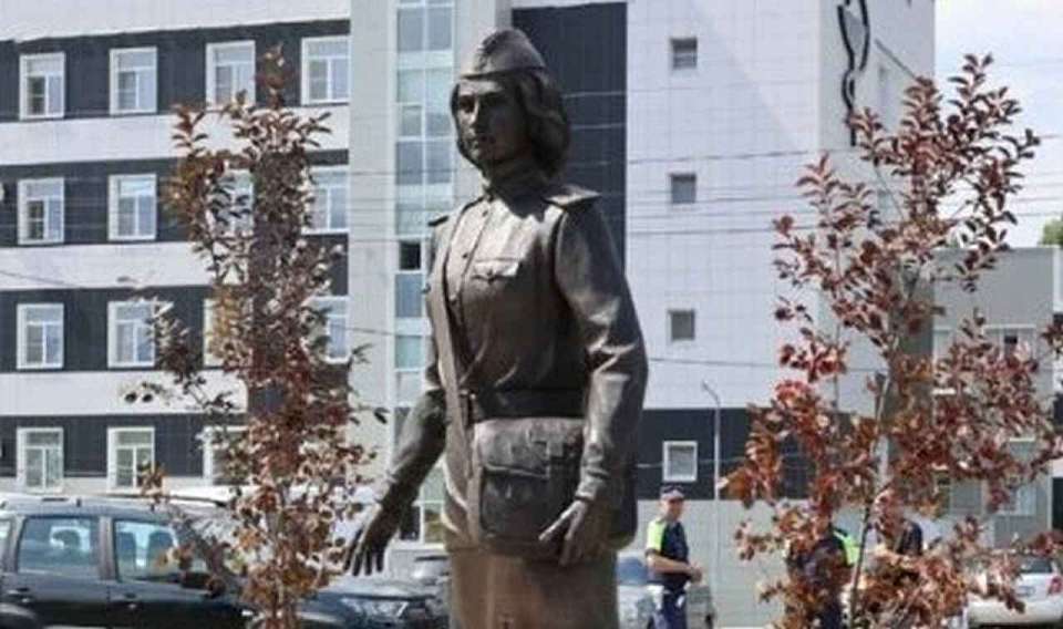 Под Воронежем открыли памятник военной медсестре