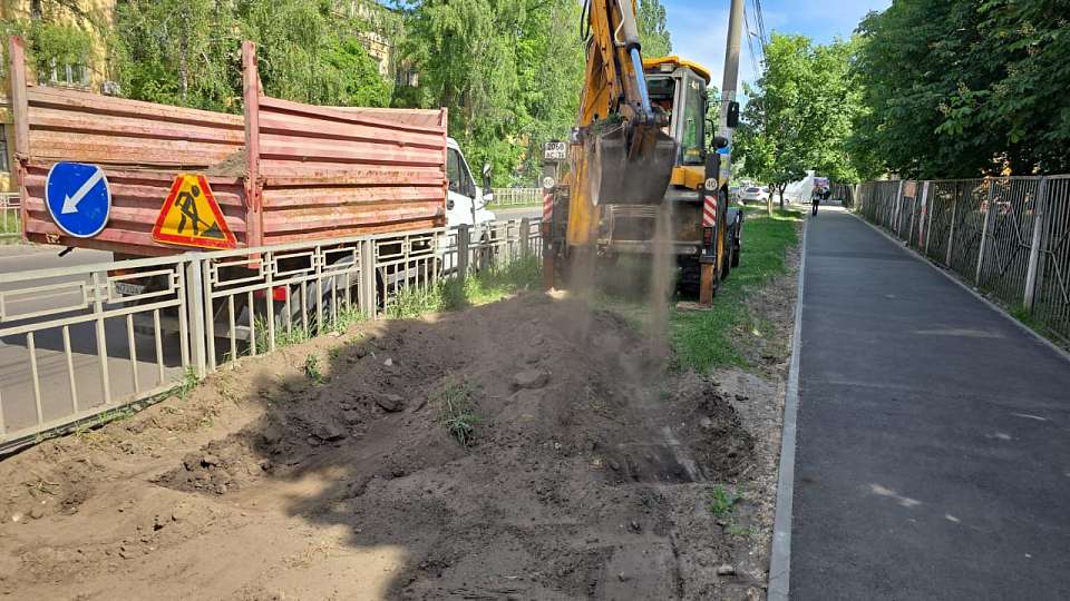 В Железнодорожном районе продолжаются активные работы по восстановлению газонов и уходу за ними