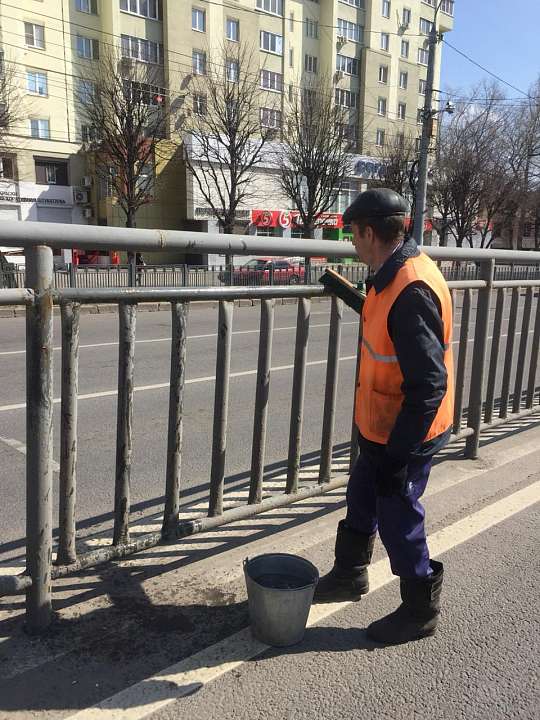 В Коминтерновском районе идут работы по покраске ограждений