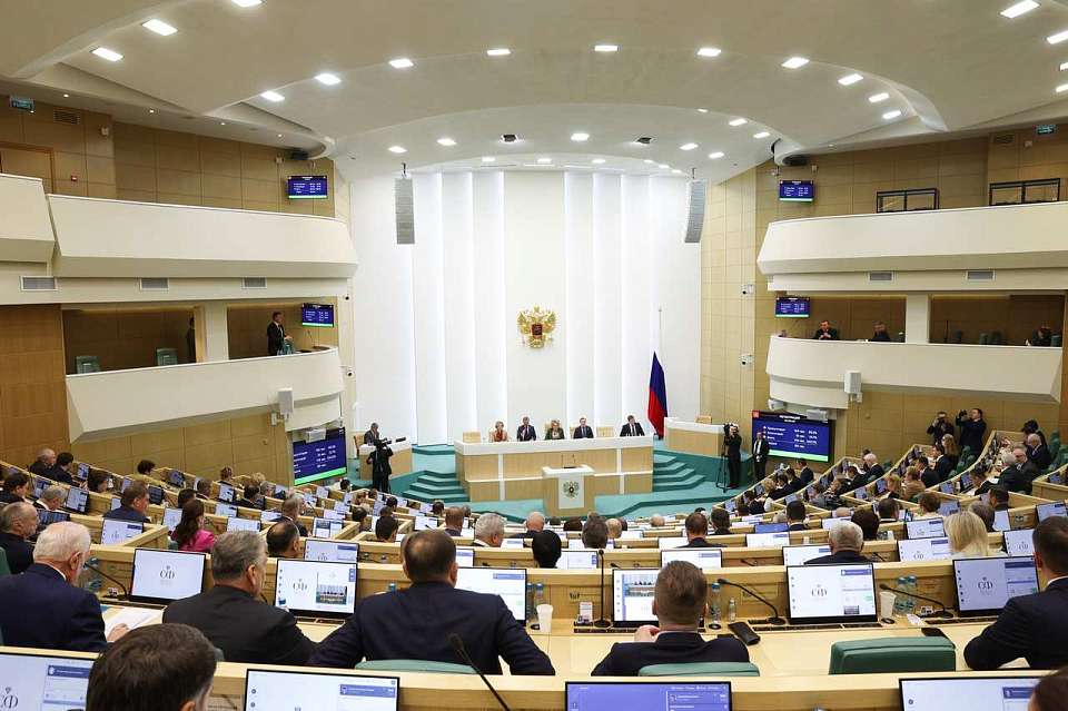 Сенаторы одобрили усиление ответственности за нарушение трудовых прав лиц с инвалидностью и ужесточение миграционной политики