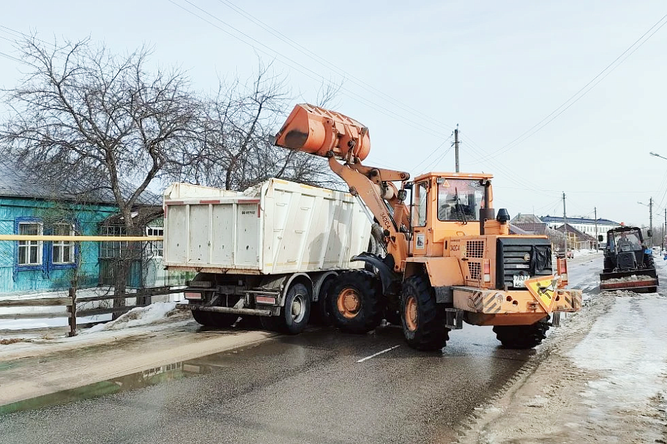 Продолжаем круглосуточно вывозить снег с улиц района