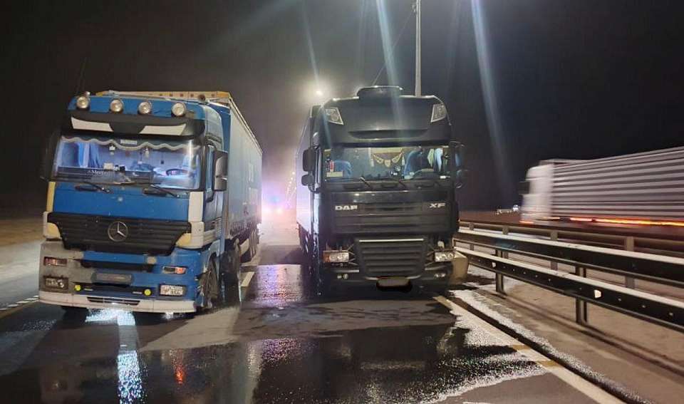 Водитель ростовской легковушки пострадал в ДТП с двумя фурами на воронежской трассе