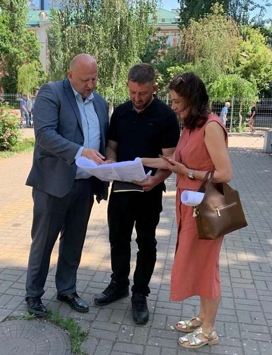 Глава управы Центрального района Игорь Галкин провел выездное рабочее совещание по благоустройству улицы Карла Маркса, реализуемое подрядной организацией «Зеленая точка»