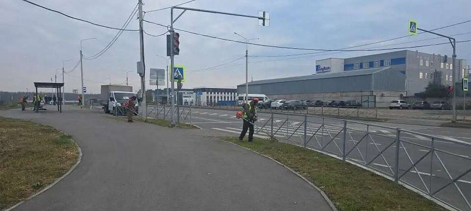 Продолжается уход за газонами в границах Железнодорожного района