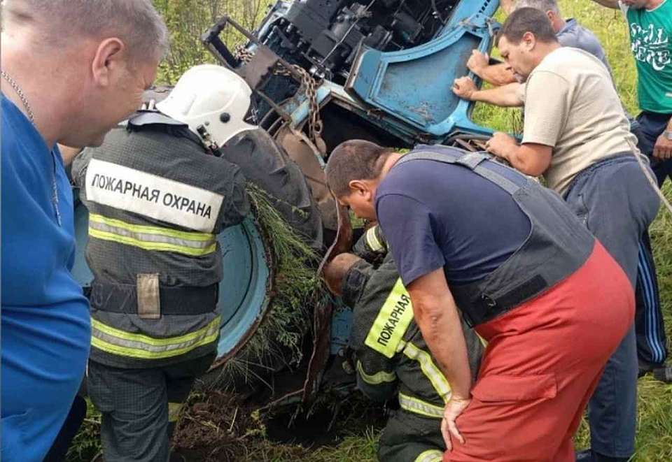 Трактор съехал в кювет и перевернулся в Воронежской области