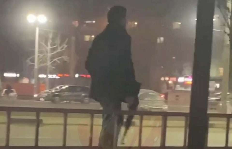 Вооруженного мужчину в камуфляже задержала полиция в Воронеже