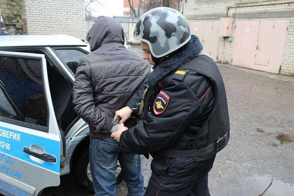 Похитивших в Воронеже у пенсионерки почти 8 млн троих молодых людей задержали