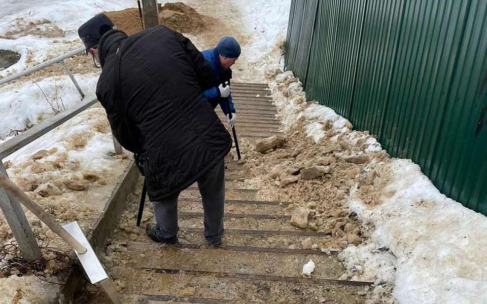 В Центральном районе очистили улицы и лестницы ото льда