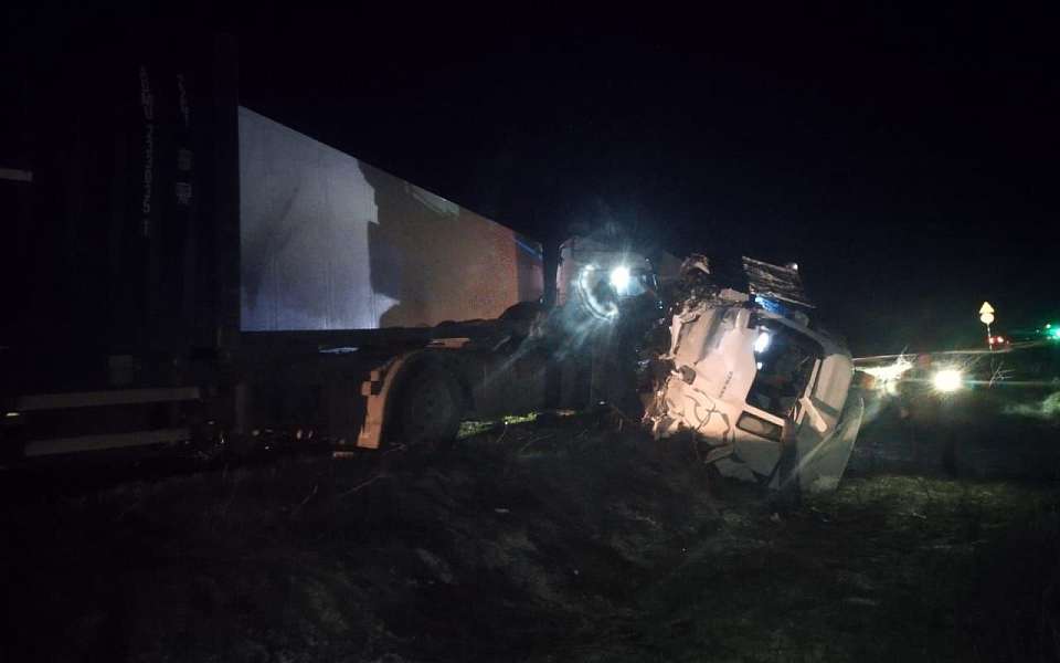 В ДТП двух грузовиков пострадал дальнобойщик из Краснодара в Воронежской области