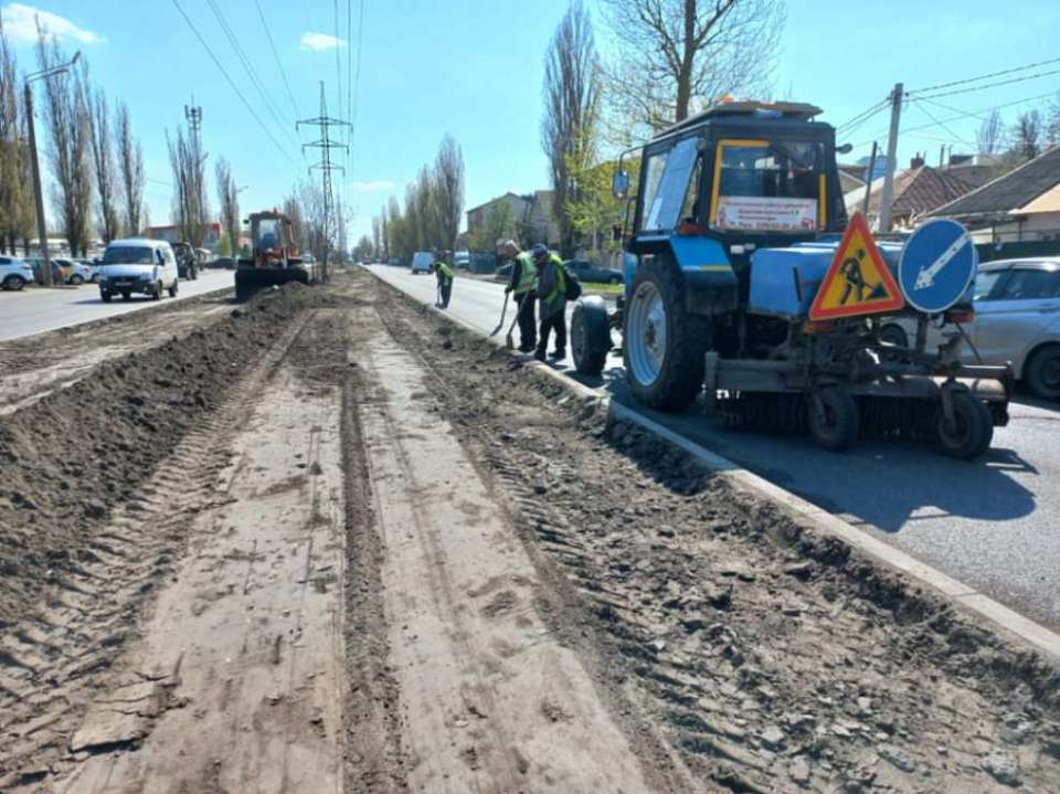 В Ленинском районе активизировали работы по формированию газонов
