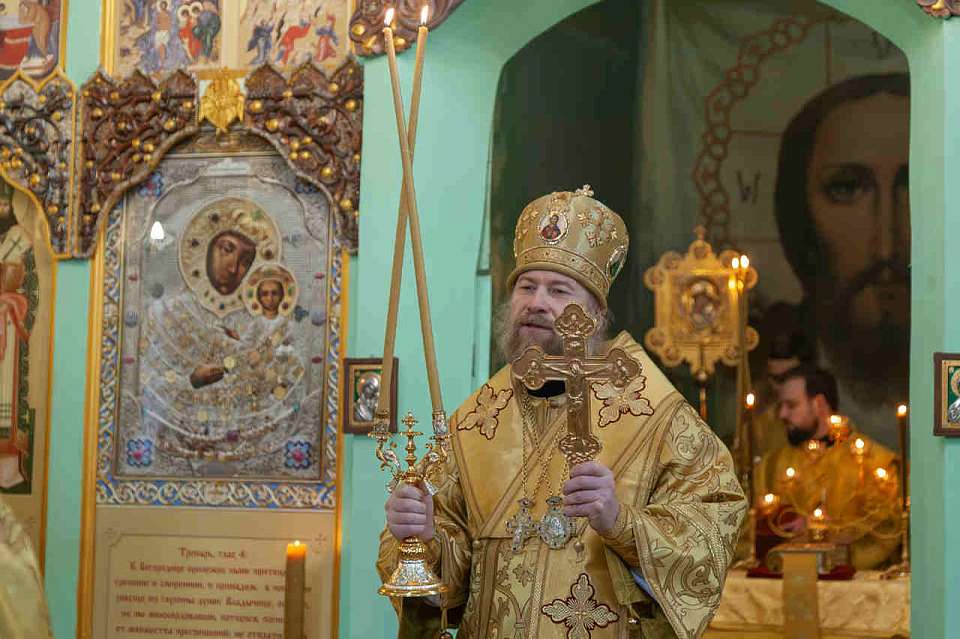 Службу в исправительной колонии провел воронежский митрополит Леонтий