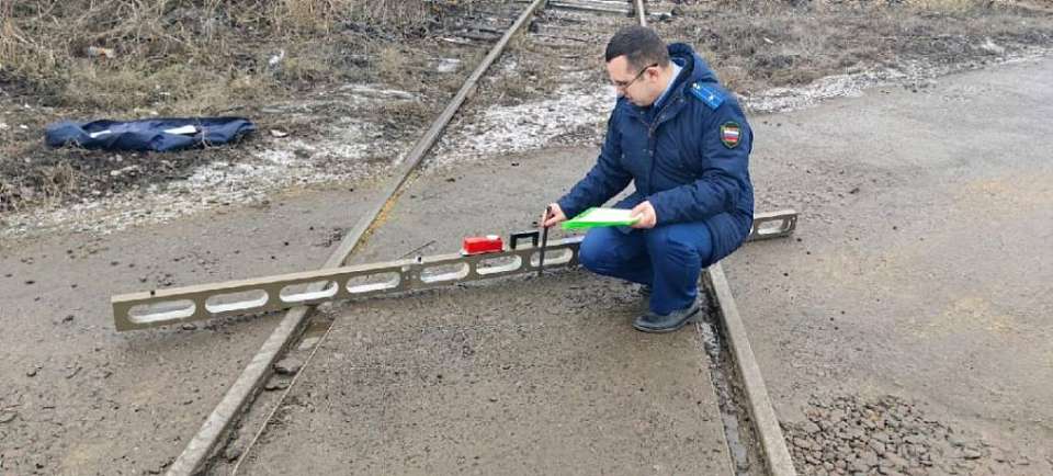 Опасный железнодорожный переезд обнаружили прокуроры в Воронежской области