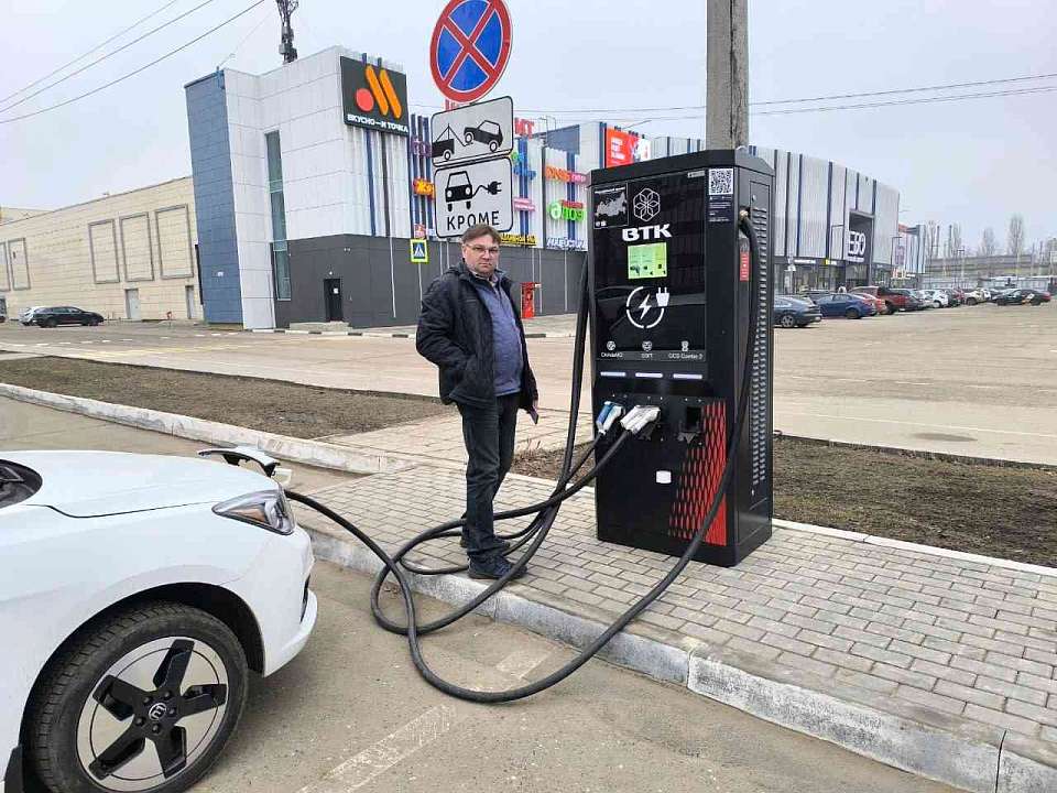 Легко ли найти в Воронеже свободную электрозарядную станцию?