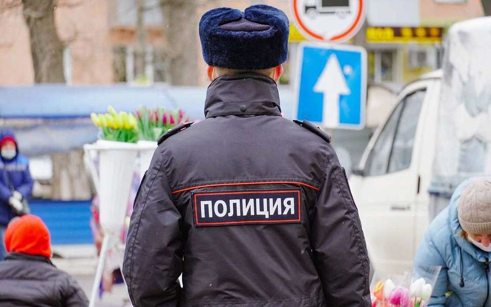 Более 70 мигрантов проверили на Алексеевском рынке полицейские Воронежа