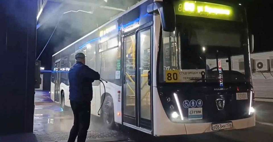 Ежедневную мойку автобусов продолжают транспортные предприятия Воронежа
