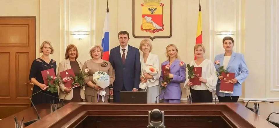 С праздником поздравил финансистов мэр Воронежа Сергей Петрин