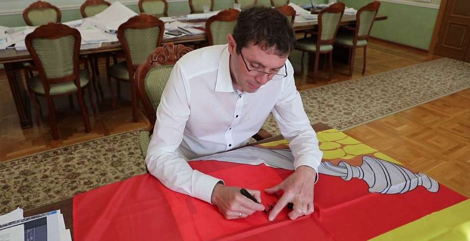 Подписанный мэром флаг Воронежа будет развеваться в Арктике