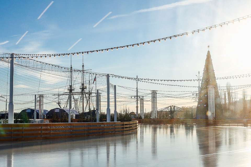 В Воронеже возобновили прерванную из-за снегопада работу катка на набережной