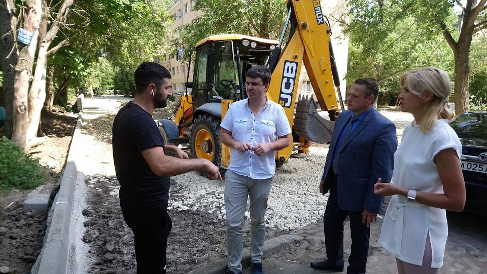 В Центральном районе Воронежа благоустраивают дворовые территории  