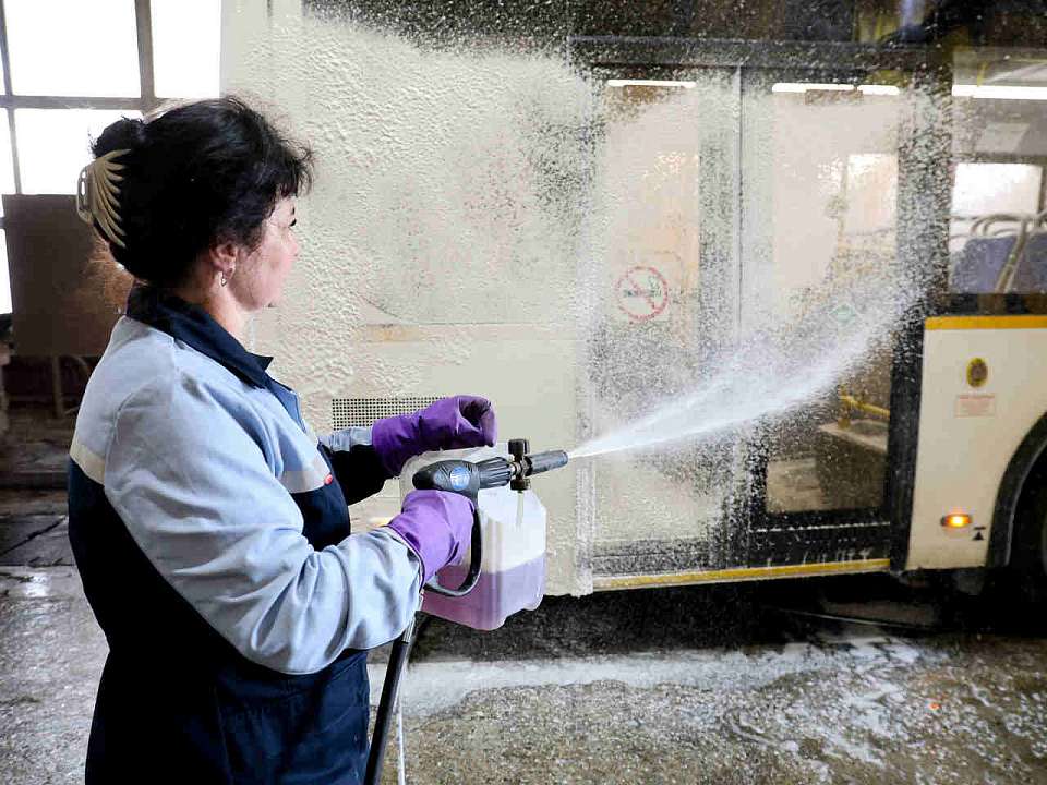 Про ежедневную мойку автобусов перед выходом на маршрут рассказали воронежцам