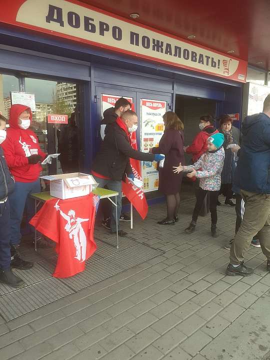 В Железнодорожном районе волонтеры организовали безвозмездную выдачу защитных масок