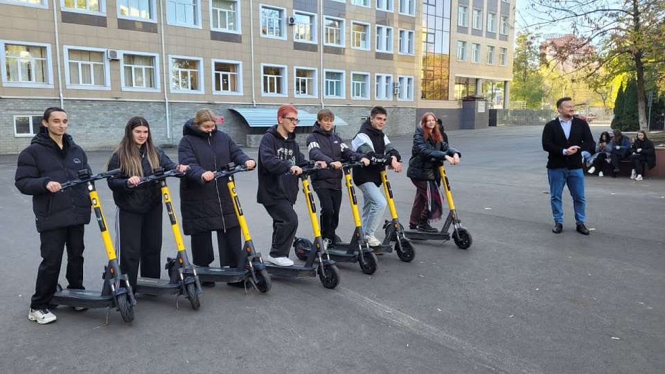 Правилам пользования самокатами обучали воронежских студентов