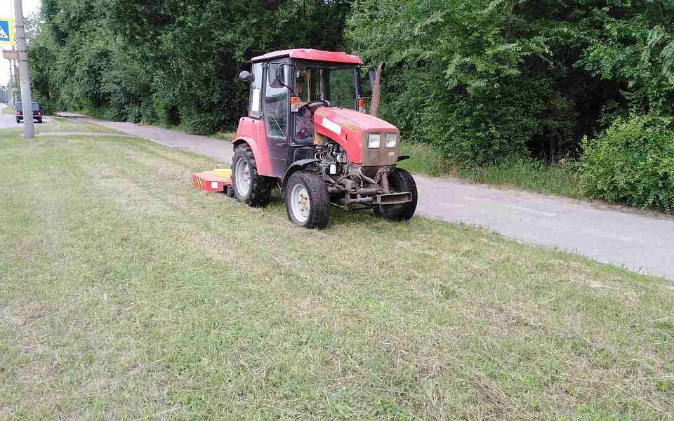 В Ленинском районе используют специальное оборудование при уходе за зелеными насаждениями